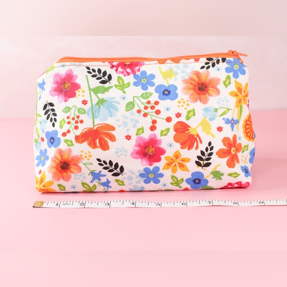 Floral Canvas Cosmetic Bag with cotton lining & zipper closure NWOT